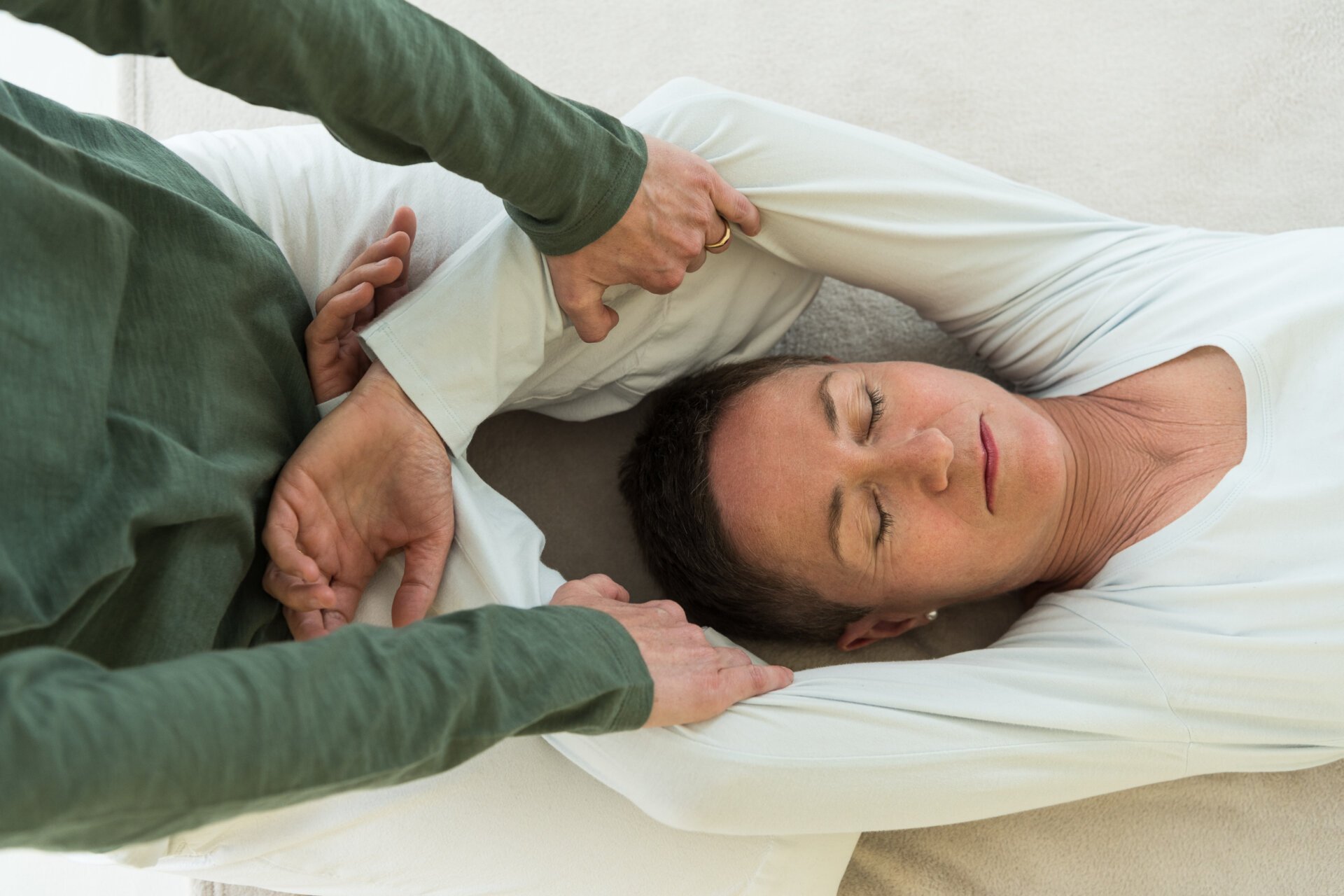 Shiatsu_Stressrduktion Shiatsu Methode Behandlung mit Klientin zur Stressreduktion