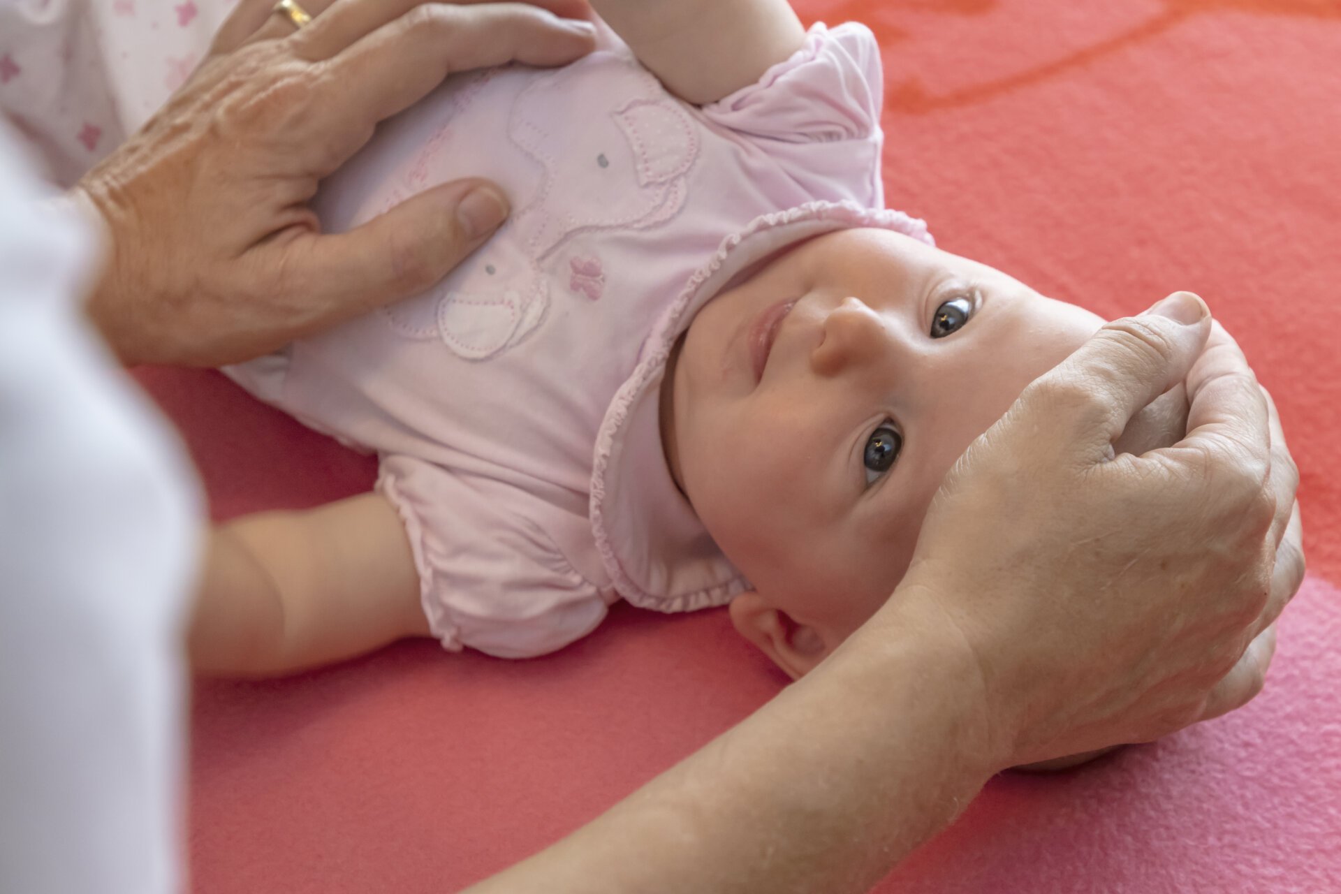 1F2A6923 Cranio Therapuet*in arbeitet mit einem Baby