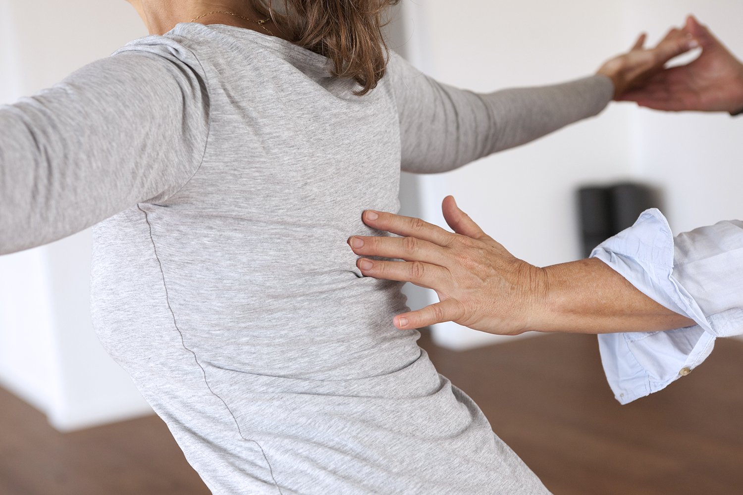 Therapiesituation Yoga Therapie mit Hand am Rücken der Klientin