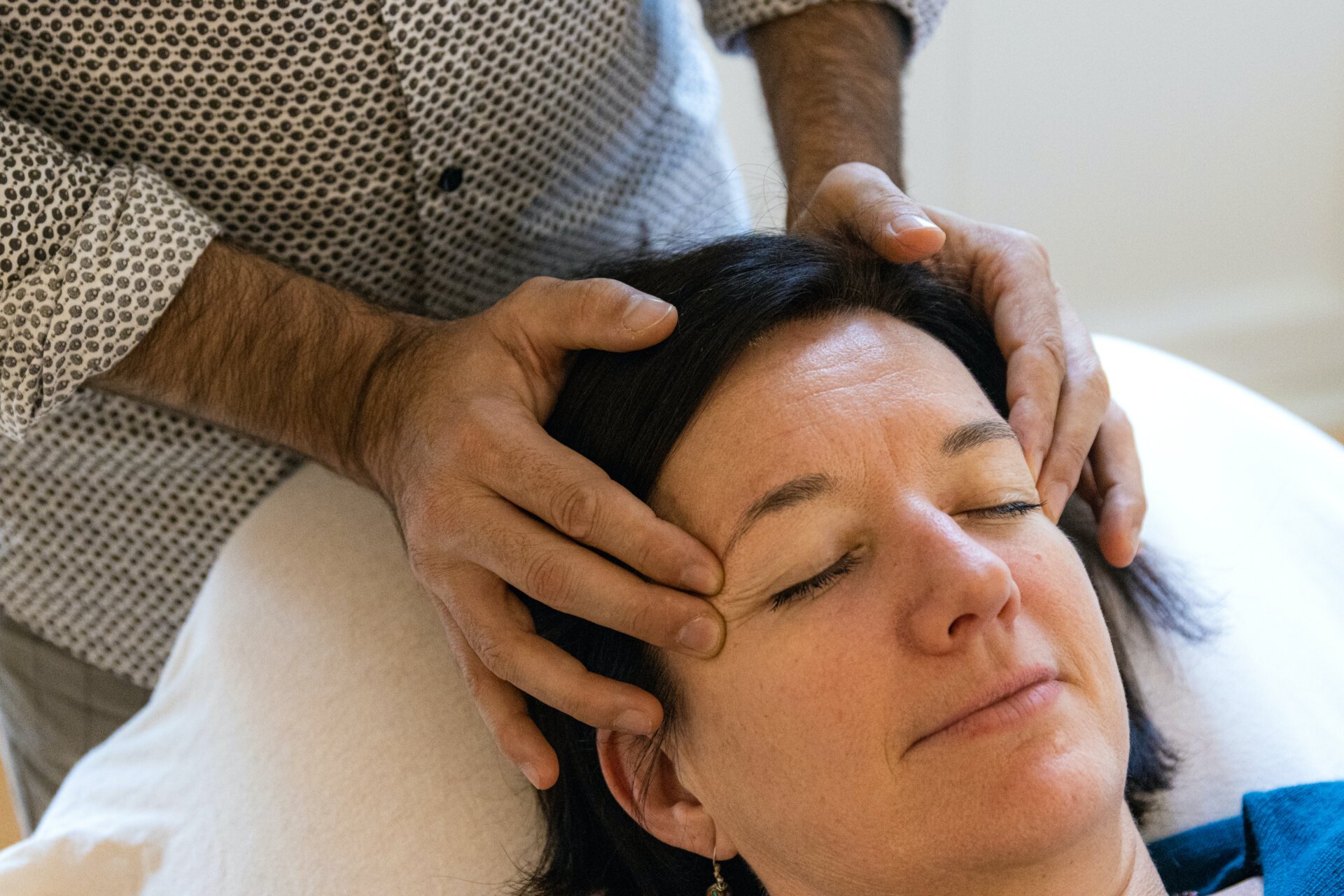 Klientin in einer Akupressur Therapie Behandlung