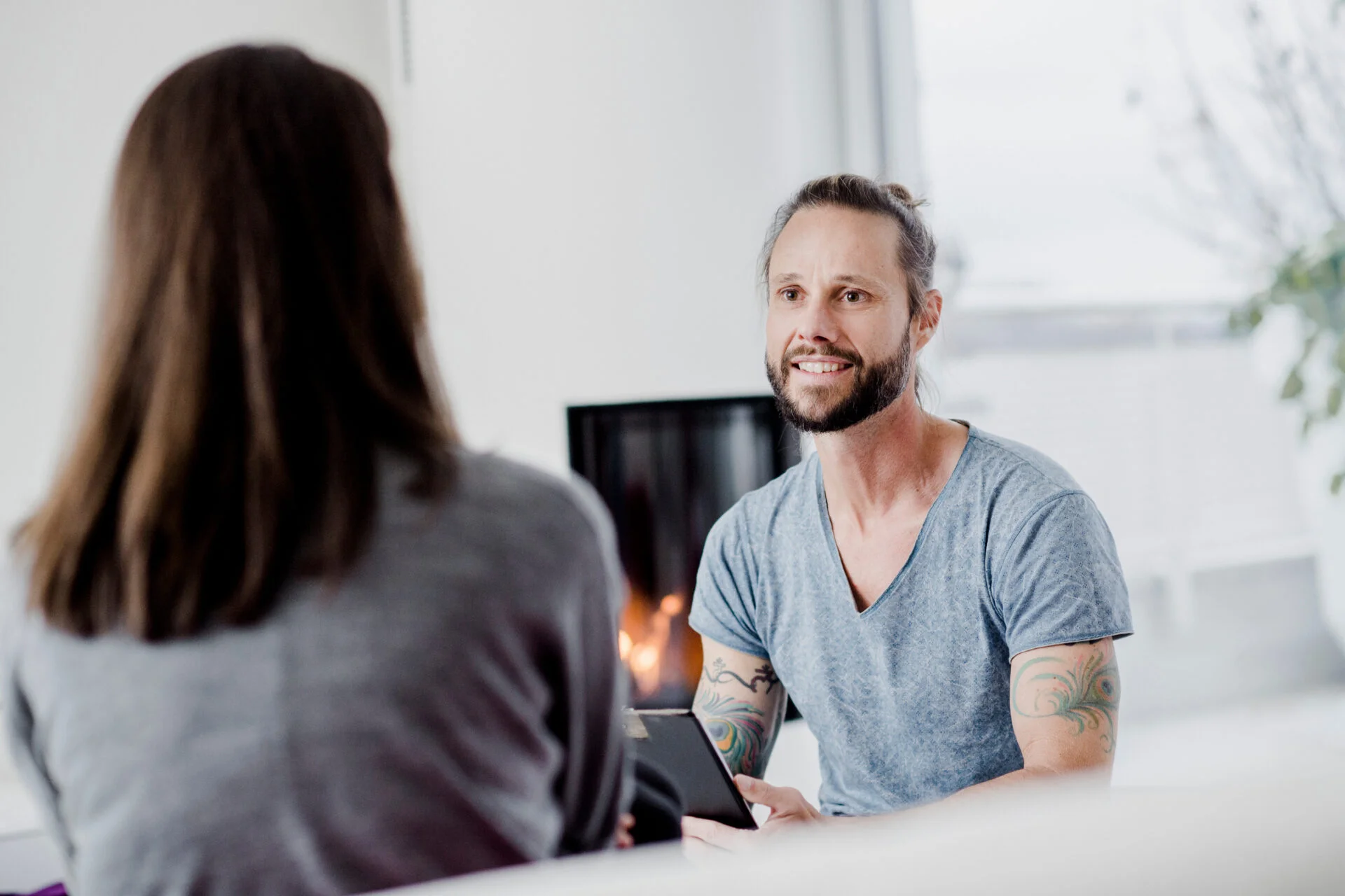 Therapiegespräch zwischen Mann und Frau
