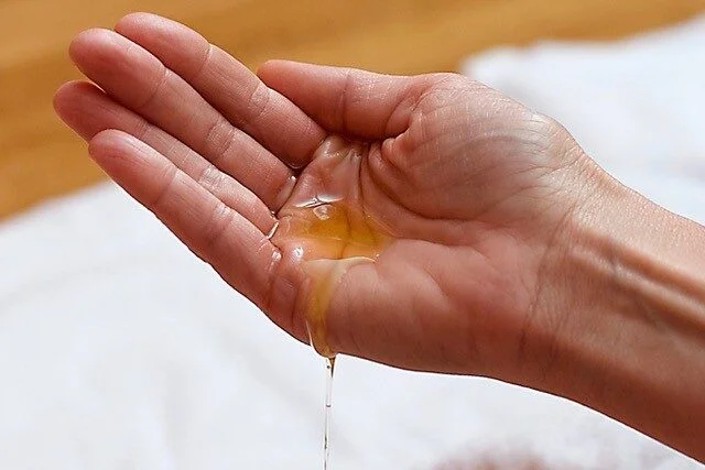 Ayurveda_Hand_mit_Oel