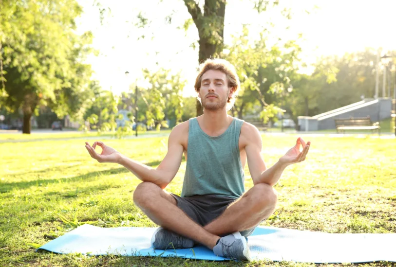 Mann im Lotussitz Yoga in der Natur