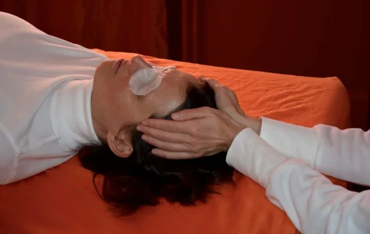 Ayurveda_Haende_am_Kopf Ayurveda Marma-Behandlung