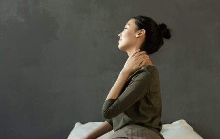 Eine Frau mit Verspannungen im Nacken