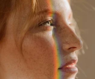 pexels-cottonbro-4974360 Gesicht einer Frau mit Lichtreflexion