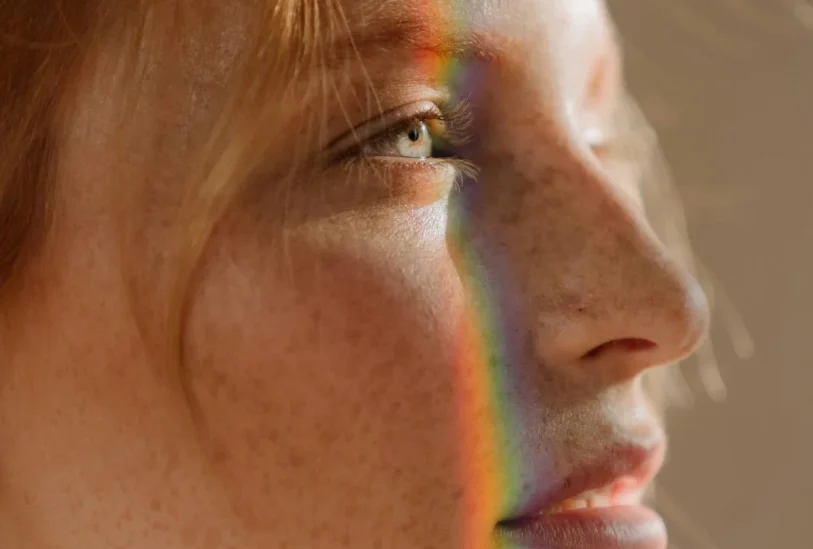 pexels-cottonbro-4974360 Gesicht einer Frau mit Lichtreflexion