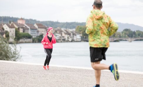 Joggende Personen an Fluss